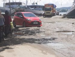 Tak Kunjung Diperbaiki Jalan Berlubang Jadi Sorotan