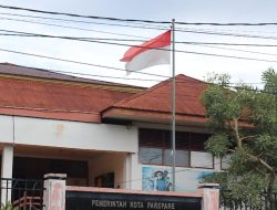 Bendera Robek Dikibarkan di Halaman Kantor Disnaker Parepare