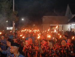 Upacara Taptu dirangkaikan Pelepasan Pawai Obor di Halaman Rujab Bupati Barru