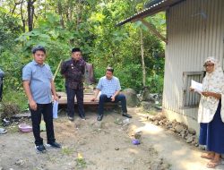 Dirut PAM Tirta Karajae Serahkan Bantuan Program Sambungan Rumah Gratis