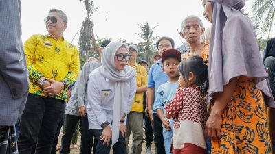 Pemkab Barru Serahkan Bantuan Kepada Korban Kebakaran