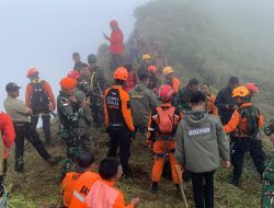 Tim SAR Temukan Korban Dan Serpihan Pesawat