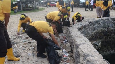 Polisi Pungut Sampah Di Wilayah Pantai Batu Rame