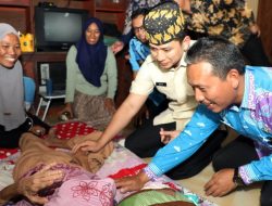 Bupati Duduk Di Sisi Ranjang Nenek Sukinem