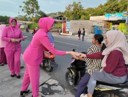 Bhayangkari Lampung Selatan Bagi Takjil Didepan Pelabuhan Bakauheni
