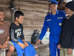 Polairud Serahkan Bantuan Kepada Warga Pesisir