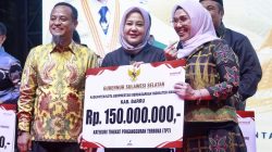 Bupati Barru Terima Penghargaan dari Gubernur