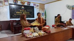 Kades Ruguk Serahkan Bantuan Kelengkapan Seni Sembah