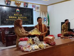 Kades Ruguk Serahkan Bantuan Kelengkapan Seni Sembah