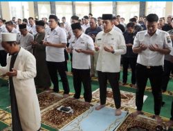 Bupati Egi dan Ratusan Jemaah di Kalianda Gelar Salat Gaib untuk Korban Tragedi KAI