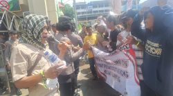 LSMB Geruduk Gedung Pengadilan Negeri Tipikor Tanjung Karang