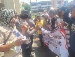LSMB Geruduk Gedung Pengadilan Negeri Tipikor Tanjung Karang