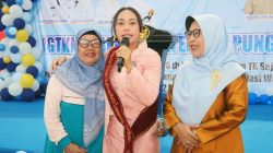 Bunda Paud Serahkan Bantuan Kepada Guru TK