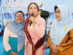 Bunda Paud Serahkan Bantuan Kepada Guru TK