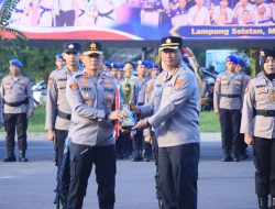 Kapolda Lampung Berikan Penghargaan kepada Personel Berprestasi