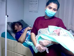 Melampaui Batas Kemanusiaan, Kisah Bidan Muda di Tengah Amukan Gelombang