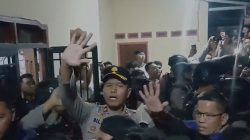 Polisi dan Brimob Evakuasi Dua Terduga Pelaku Curat