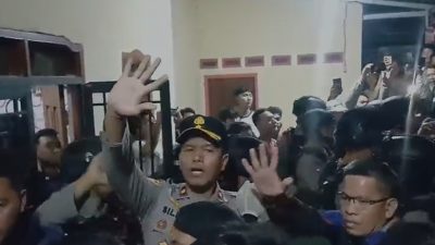 Polisi dan Brimob Evakuasi Dua Terduga Pelaku Curat