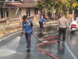 Satlantas dan Damkarmat Bersihkan Tumpahan Solar di Pesisir Kalianda