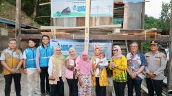Bupati Dampingi Warga Terima Bantuan Listrik DPW Kementrian ESDM