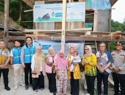 Bupati Dampingi Warga Terima Bantuan Listrik DPW Kementrian ESDM