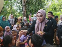 Bupati dan Cokelat yang Selalu Dinanti Anak-Anak