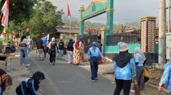 ASN dan Masyarakat Percantik Jalur Menuju Desa Sumur Kumbang