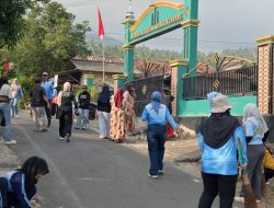 ASN dan Masyarakat Percantik Jalur Menuju Desa Sumur Kumbang