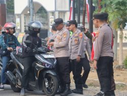 Polres Lampung Selatan Bagikan Ratusan Bendera Merah Putih Sambut HUT RI ke-81