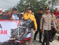 Kapolres Duduk di Jalanan dan Minum Es Jeruk Bareng Massa
