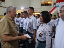 Apresiasi Dedikasi Paskibraka HUT RI ke 81 Bupati Pinrang Serahkan Uang Saku Secara Langsung
