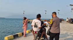 Bhabinkamtibmas Bagikan Masker ke Warga Pulau Sebesi