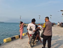 Bhabinkamtibmas Bagikan Masker ke Warga Pulau Sebesi