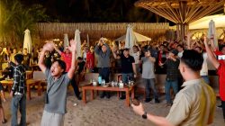 Bupati Bersama Warga Nobar di Pantai Sanggar