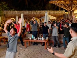 Bupati Bersama Warga Nobar di Pantai Sanggar