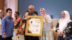 Bupati Dapat Penghargaan PWI Award