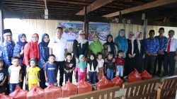 Bupati Serahkan Bantuan Susu Kepada Anak-anak