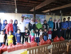 Bupati Serahkan Bantuan Susu Kepada Anak-anak